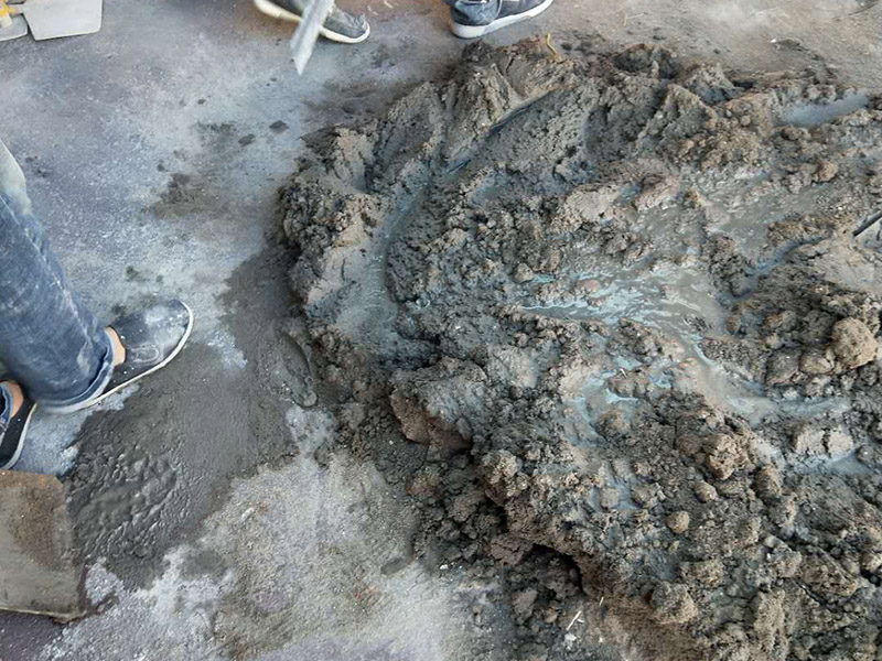 樓梯改造維修：鋼筋應選用正品鋼材，水泥選用正產(chǎn)42.5R，煉石或建牌品牌； 沙石水泥混合比例嚴格執(zhí)行建設部行業(yè)標準； 在鋼筋連接加固上，因現(xiàn)場情形千差萬別尤為講究慎重，大體操作上均選擇在不破壞原建筑結(jié)構(gòu)前提下，首先用人工方式（這樣可最有效降低對原混泥土強度的破壞）鑿出相應位置原建筑結(jié)構(gòu)鋼筋，后進行正確合理的布筋，以提高接點強度。 在時間上工期一般控制在9~15天，施工過程可與裝修水電項目同時進行，相互配合。