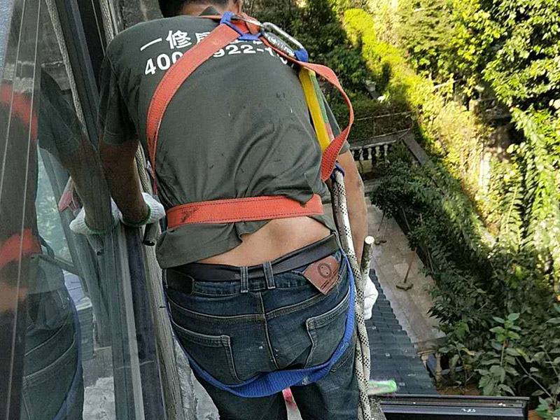 外陽臺(tái)防水維修：首先要確保地面有坡度，低的一邊為排水口。然后就是要確保陽臺(tái)和客廳或陽臺(tái)和起居室至少要有2～3公分的高度差。要使客廳和陽臺(tái)有這樣的高度差其實(shí)是很難的，因?yàn)榻ㄖ旧砜赡芨叨炔钪挥?公分左右。陽臺(tái)地面要確保排水系統(tǒng)的順暢，特別是陽臺(tái)養(yǎng)有植物時(shí)要定期清理，防止排水時(shí)堵塞地漏，以防止積水滲透進(jìn)居室。如果花園有人工照明的也要進(jìn)行防水處理，特別是燈具和防漏電開關(guān)，以免雨天發(fā)生漏電時(shí)造成傷害。