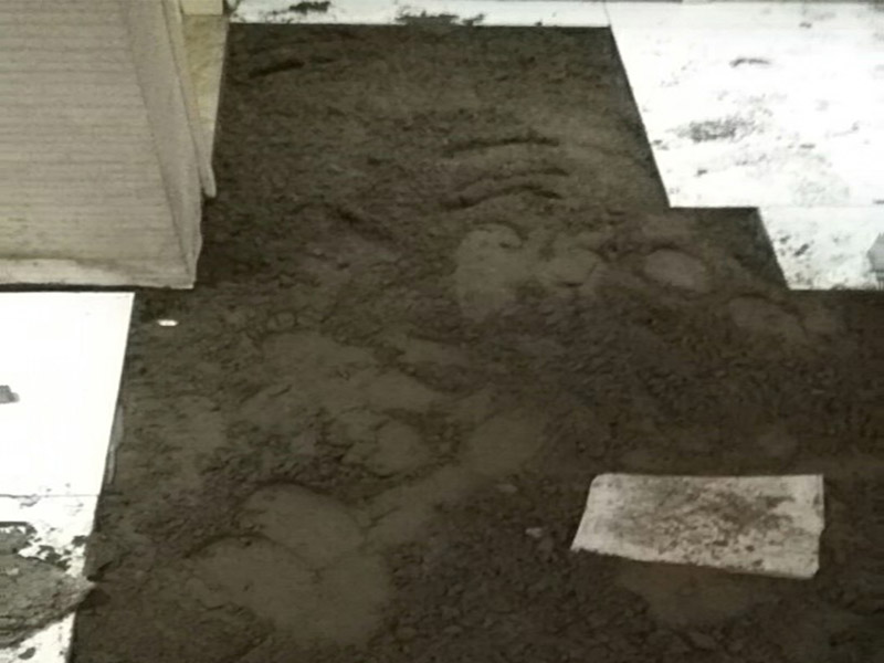 瓷磚重新鋪貼：1、基層處理：把沾在基層上的浮漿、落地灰等用暫子或鋼絲刷清理掉，再用掃帚將浮土清掃干凈。2、找標(biāo)高：根據(jù)水平標(biāo)準(zhǔn)線和設(shè)計(jì)厚度，在四周墻、柱上彈出面層的上平標(biāo)高控制線。3、鋪設(shè)結(jié)合層砂漿：鋪設(shè)前應(yīng)將基底濕潤(rùn)，并在基底上刷一道素水泥漿或界面結(jié)合劑，隨刷隨鋪設(shè)攪拌均勻的干硬性水泥砂漿。4、鋪磚：將磚放置在于拌料上，用橡皮錘找平，之后將磚拿起，在干拌料上澆適量素水泥漿，同時(shí)在磚背面涂厚度約lnm的素水泥膏，再將磚放置在找過平的干拌料上，用橡皮錘按標(biāo)高控制線和方正控制線坐平坐正。5、養(yǎng)護(hù)：當(dāng)磚面層鋪貼完24h內(nèi)應(yīng)開始澆水養(yǎng)護(hù)，養(yǎng)護(hù)時(shí)間不得小于7d。