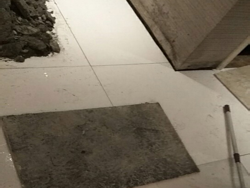 瓷磚重新鋪貼：1、基層處理：把沾在基層上的浮漿、落地灰等用暫子或鋼絲刷清理掉，再用掃帚將浮土清掃干凈。2、找標(biāo)高：根據(jù)水平標(biāo)準(zhǔn)線和設(shè)計(jì)厚度，在四周墻、柱上彈出面層的上平標(biāo)高控制線。3、鋪設(shè)結(jié)合層砂漿：鋪設(shè)前應(yīng)將基底濕潤(rùn)，并在基底上刷一道素水泥漿或界面結(jié)合劑，隨刷隨鋪設(shè)攪拌均勻的干硬性水泥砂漿。4、鋪磚：將磚放置在于拌料上，用橡皮錘找平，之后將磚拿起，在干拌料上澆適量素水泥漿，同時(shí)在磚背面涂厚度約lnm的素水泥膏，再將磚放置在找過平的干拌料上，用橡皮錘按標(biāo)高控制線和方正控制線坐平坐正。5、養(yǎng)護(hù)：當(dāng)磚面層鋪貼完24h內(nèi)應(yīng)開始澆水養(yǎng)護(hù)，養(yǎng)護(hù)時(shí)間不得小于7d。