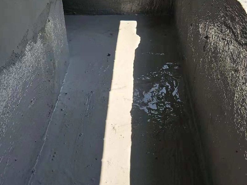 小露臺防水施工：1、選好防水涂料：涂料選好了，防水就成功了一大半。沒有優(yōu)良的性能和良好的保護措施，難以達到要求的耐久年限。所以應選擇抗拉強度高、延伸率大、耐老化好的防水材料。 　　2.坡度設計：首先要確保地面有坡度，低的一邊為排水口。然后就是要確保陽臺和客廳或陽臺和起居室至少要有2～3公分的高度差。一般情況下要使客廳和陽臺有這樣的高度差其實是很有難度的，因為建筑本身可能高度差只有1公分左右。建議用一塊大理石板來做裝飾，既實用又美觀。 　　3.在露臺地面要確保排水系統(tǒng)的順暢，特別是陽臺養(yǎng)有植物時要定期清理，防止排水時堵塞地漏，以防止積水滲透進居室。