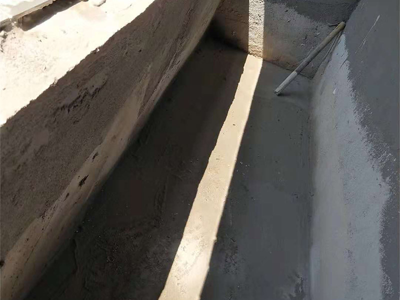 小露臺防水施工：1、選好防水涂料：涂料選好了，防水就成功了一大半。沒有優(yōu)良的性能和良好的保護措施，難以達到要求的耐久年限。所以應選擇抗拉強度高、延伸率大、耐老化好的防水材料。 　　2.坡度設計：首先要確保地面有坡度，低的一邊為排水口。然后就是要確保陽臺和客廳或陽臺和起居室至少要有2～3公分的高度差。一般情況下要使客廳和陽臺有這樣的高度差其實是很有難度的，因為建筑本身可能高度差只有1公分左右。建議用一塊大理石板來做裝飾，既實用又美觀。 　　3.在露臺地面要確保排水系統(tǒng)的順暢，特別是陽臺養(yǎng)有植物時要定期清理，防止排水時堵塞地漏，以防止積水滲透進居室。