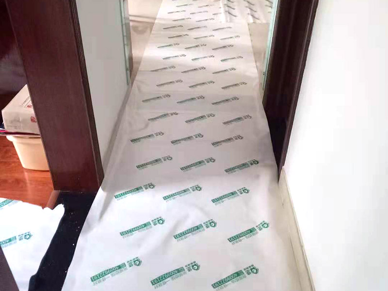 過道成品保護：各種裝修物料的進(jìn)場以及各種建筑裝修垃圾的清理，都會經(jīng)過入戶門，這些物品在搬運的過程中，難免會和入戶門發(fā)生磕碰，造成入戶門的磕碰劃傷，所以，第一個需要做好成品保護的地方就是入戶門。 在裝修開工前直到家具進(jìn)場期間，都需要對入戶門進(jìn)行保護！可以使用成品保護膜將門包裹。 地面瓷磚鋪貼完后，用成品保護膜覆蓋磚面，既可以防止裝修時的沙子磨傷地面，同時也能有效地防止油漆涂料等有色液體滴落磚面，造成地面污染。