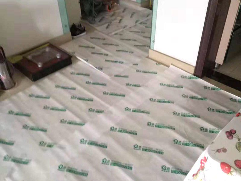 過道成品保護：各種裝修物料的進(jìn)場以及各種建筑裝修垃圾的清理，都會經(jīng)過入戶門，這些物品在搬運的過程中，難免會和入戶門發(fā)生磕碰，造成入戶門的磕碰劃傷，所以，第一個需要做好成品保護的地方就是入戶門。 在裝修開工前直到家具進(jìn)場期間，都需要對入戶門進(jìn)行保護！可以使用成品保護膜將門包裹。 地面瓷磚鋪貼完后，用成品保護膜覆蓋磚面，既可以防止裝修時的沙子磨傷地面，同時也能有效地防止油漆涂料等有色液體滴落磚面，造成地面污染。