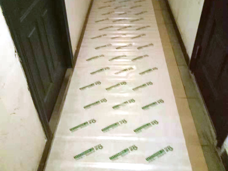 過道成品保護：各種裝修物料的進(jìn)場以及各種建筑裝修垃圾的清理，都會經(jīng)過入戶門，這些物品在搬運的過程中，難免會和入戶門發(fā)生磕碰，造成入戶門的磕碰劃傷，所以，第一個需要做好成品保護的地方就是入戶門。 在裝修開工前直到家具進(jìn)場期間，都需要對入戶門進(jìn)行保護！可以使用成品保護膜將門包裹。 地面瓷磚鋪貼完后，用成品保護膜覆蓋磚面，既可以防止裝修時的沙子磨傷地面，同時也能有效地防止油漆涂料等有色液體滴落磚面，造成地面污染。