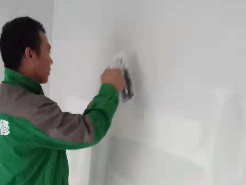 過道成品保護：各種裝修物料的進(jìn)場以及各種建筑裝修垃圾的清理，都會經(jīng)過入戶門，這些物品在搬運的過程中，難免會和入戶門發(fā)生磕碰，造成入戶門的磕碰劃傷，所以，第一個需要做好成品保護的地方就是入戶門。 在裝修開工前直到家具進(jìn)場期間，都需要對入戶門進(jìn)行保護！可以使用成品保護膜將門包裹。 地面瓷磚鋪貼完后，用成品保護膜覆蓋磚面，既可以防止裝修時的沙子磨傷地面，同時也能有效地防止油漆涂料等有色液體滴落磚面，造成地面污染。