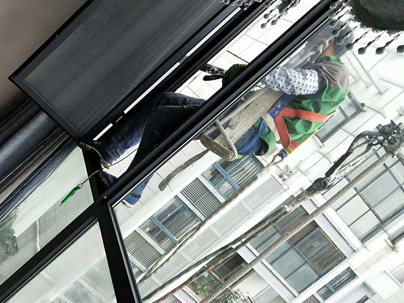 外墻窗戶打膠：在給斷橋鋁門窗打膠的時候，如果需要在室外才能打膠的話，必須在室外打膠，因為如果勉強在室內(nèi)進行打膠的話，顯然打出來的膠會不均勻，這樣就起不到防水的作用了。其次，在給斷橋鋁門窗打膠的時候，需要將斷橋鋁門窗邊上的膠帶給處理掉，不要粘在上面就進行打膠防水了，這個也是比較重要的，否則時間久了之后，膠帶脫膠，防水效果就沒有了。之后，在給斷橋鋁門窗打膠的時候，盡可能的使用滿膠，然后用上另外一罐膠繼續(xù)打，這樣打不出來不美觀之外，還會出現(xiàn)氣泡，防水效果極差。接著，在給斷橋鋁門窗打膠之前，適當?shù)男迯?fù)一下需要打膠的位置，尤其是有一些水泥等藏起來的物體，因為那是會影響打膠后的效果的，需要處理好再打膠，效果會好很多。最后，需要處理掉周圍多余的膠，如果出現(xiàn)明顯的氣孔的話，我們只能適當補膠，需要用小的頭子來補膠。