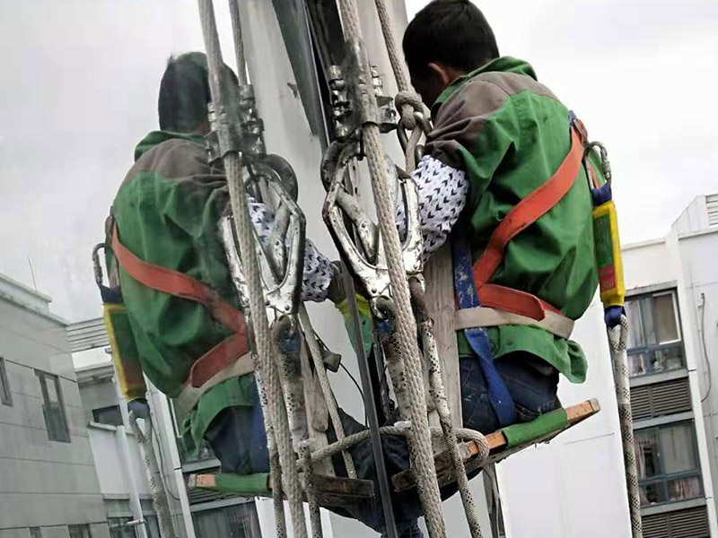 外墻窗戶打膠：在給斷橋鋁門窗打膠的時候，如果需要在室外才能打膠的話，必須在室外打膠，因為如果勉強在室內(nèi)進行打膠的話，顯然打出來的膠會不均勻，這樣就起不到防水的作用了。其次，在給斷橋鋁門窗打膠的時候，需要將斷橋鋁門窗邊上的膠帶給處理掉，不要粘在上面就進行打膠防水了，這個也是比較重要的，否則時間久了之后，膠帶脫膠，防水效果就沒有了。之后，在給斷橋鋁門窗打膠的時候，盡可能的使用滿膠，然后用上另外一罐膠繼續(xù)打，這樣打不出來不美觀之外，還會出現(xiàn)氣泡，防水效果極差。接著，在給斷橋鋁門窗打膠之前，適當?shù)男迯?fù)一下需要打膠的位置，尤其是有一些水泥等藏起來的物體，因為那是會影響打膠后的效果的，需要處理好再打膠，效果會好很多。最后，需要處理掉周圍多余的膠，如果出現(xiàn)明顯的氣孔的話，我們只能適當補膠，需要用小的頭子來補膠。