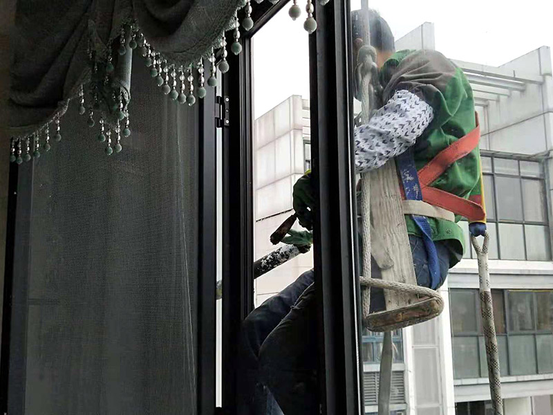 外墻窗戶打膠：在給斷橋鋁門窗打膠的時候，如果需要在室外才能打膠的話，必須在室外打膠，因為如果勉強在室內(nèi)進行打膠的話，顯然打出來的膠會不均勻，這樣就起不到防水的作用了。其次，在給斷橋鋁門窗打膠的時候，需要將斷橋鋁門窗邊上的膠帶給處理掉，不要粘在上面就進行打膠防水了，這個也是比較重要的，否則時間久了之后，膠帶脫膠，防水效果就沒有了。之后，在給斷橋鋁門窗打膠的時候，盡可能的使用滿膠，然后用上另外一罐膠繼續(xù)打，這樣打不出來不美觀之外，還會出現(xiàn)氣泡，防水效果極差。接著，在給斷橋鋁門窗打膠之前，適當?shù)男迯?fù)一下需要打膠的位置，尤其是有一些水泥等藏起來的物體，因為那是會影響打膠后的效果的，需要處理好再打膠，效果會好很多。最后，需要處理掉周圍多余的膠，如果出現(xiàn)明顯的氣孔的話，我們只能適當補膠，需要用小的頭子來補膠。