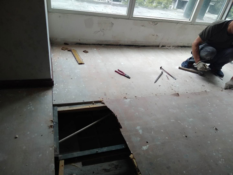 地板拆除維修：復(fù)合木地板拆除工藝比較簡單，清除房間的家具后，使用平口螺絲刀將踢腳線撬開，再沿著踢腳線邊緣將墻角的地板撬開并拆除，這塊地板可能會破損，但是其他地板就可以完整拆除了，帶有鎖扣結(jié)構(gòu)的復(fù)合木地板要順應(yīng)地板的長邊抽出，這樣會比較輕松。拆除后的復(fù)合木地板沒有保留價值，一般都要清運出場最后將鋪至地板下防潮氈揭開，底層可能會有潮濕，這時要開窗通風(fēng)，待地面完全工燥后再鋪設(shè)新地板。 實木地板的拆除工藝比較復(fù)雜，拆除踢腳線后仍從墻角邊緣開始，使用起釘錘將木地板撬起抽出，由于實木地板安裝在木龍骨上，撬起時會有一定的彈性，施工難度較大，但是不能使用切割機，因為切割機容易破壞地面和固定木龍骨的膨脹螺栓而產(chǎn)生火花。
