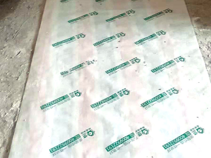 客廳地磚鋪貼：鋪貼的工具包括橡膠錘和粘結(jié)劑。在進行施工之前先把所需要的這些材料都整理好放在一旁備用；基層的處理工作對瓷磚的平整度有很大的影響，對于基層要做好清潔工作，還有找平工作。放樣：在進行瓷磚的鋪貼工作之前還事先找好垂直線，這樣可以在鋪貼的時候找到瓷磚的水平線，讓瓷磚鋪貼的更加的平整。粘結(jié)劑加水攪拌均勻，靜置10分鐘之后就可以使用。將瓷磚表面的浮灰清除，再在瓷磚背面均勻的涂抹上粘結(jié)劑，按照預鋪的順序?qū)⒋纱u鋪貼在地面上，最后用橡膠錘輕輕拍打至服帖齊整。