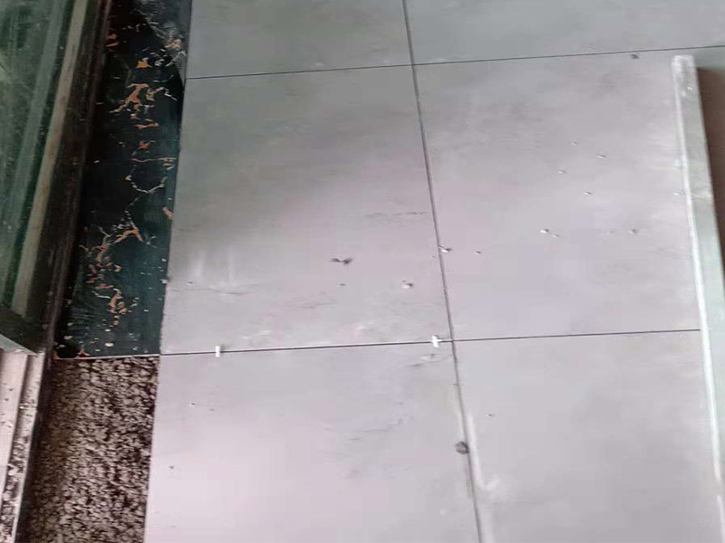 客廳地磚鋪貼：鋪貼的工具包括橡膠錘和粘結(jié)劑。在進行施工之前先把所需要的這些材料都整理好放在一旁備用；基層的處理工作對瓷磚的平整度有很大的影響，對于基層要做好清潔工作，還有找平工作。放樣：在進行瓷磚的鋪貼工作之前還事先找好垂直線，這樣可以在鋪貼的時候找到瓷磚的水平線，讓瓷磚鋪貼的更加的平整。粘結(jié)劑加水攪拌均勻，靜置10分鐘之后就可以使用。將瓷磚表面的浮灰清除，再在瓷磚背面均勻的涂抹上粘結(jié)劑，按照預鋪的順序?qū)⒋纱u鋪貼在地面上，最后用橡膠錘輕輕拍打至服帖齊整。