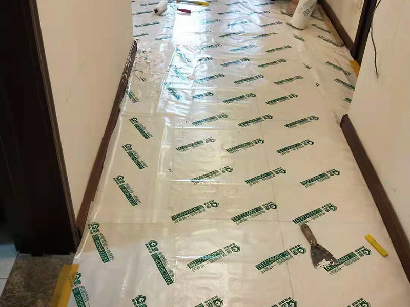 墻面起霉空鼓維修：確定空鼓的具體位置，用粉筆畫出切割線，切割線比空鼓部位寬出不少于100mm。切割線必須整潔規(guī)范，做成長方形或正方形。畫好切割線后用砂輪切割機切開，禁止未切割就直接打鑿。打鑿必須干凈，清理到基層。掛鋼絲網(wǎng)，噴霧器灑水濕潤。先在底面及四周刷801膠素水泥漿一遍，12小時內(nèi)進行噴水養(yǎng)護不少于3天。分兩次用和原面層相同材料的1:2水泥砂漿填補并搓平。修補完后用噴霧器噴水養(yǎng)護不少于3天。