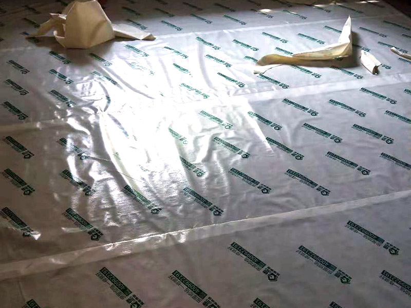 墻面起霉空鼓維修：確定空鼓的具體位置，用粉筆畫出切割線，切割線比空鼓部位寬出不少于100mm。切割線必須整潔規(guī)范，做成長方形或正方形。畫好切割線后用砂輪切割機切開，禁止未切割就直接打鑿。打鑿必須干凈，清理到基層。掛鋼絲網(wǎng)，噴霧器灑水濕潤。先在底面及四周刷801膠素水泥漿一遍，12小時內(nèi)進行噴水養(yǎng)護不少于3天。分兩次用和原面層相同材料的1:2水泥砂漿填補并搓平。修補完后用噴霧器噴水養(yǎng)護不少于3天。