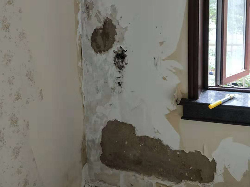 墻面起霉空鼓維修：確定空鼓的具體位置，用粉筆畫出切割線，切割線比空鼓部位寬出不少于100mm。切割線必須整潔規(guī)范，做成長方形或正方形。畫好切割線后用砂輪切割機切開，禁止未切割就直接打鑿。打鑿必須干凈，清理到基層。掛鋼絲網(wǎng)，噴霧器灑水濕潤。先在底面及四周刷801膠素水泥漿一遍，12小時內(nèi)進行噴水養(yǎng)護不少于3天。分兩次用和原面層相同材料的1:2水泥砂漿填補并搓平。修補完后用噴霧器噴水養(yǎng)護不少于3天。
