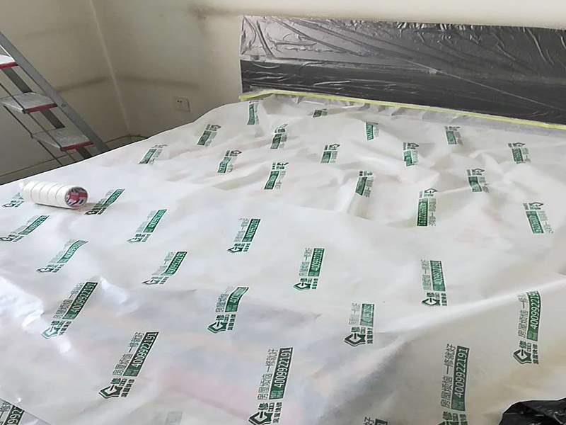 臥室局部改造：老房子裝修是工首步驟，也是最重要的步驟，就是拆改,拆除一些不必要的墻體，改造房屋結(jié)構(gòu)和水電；刮膩子，第一遍刮石膏，硬度好，附著力好干了不容易開裂收縮，填充力好，能堵住墻體上小 眼眼，干了后就不能再出現(xiàn)小眼眼了；第二遍刮的重點就是找平，第三遍進(jìn)行修補(bǔ)。