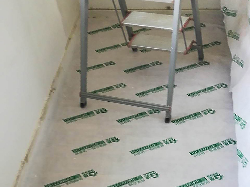 臥室局部改造：老房子裝修是工首步驟，也是最重要的步驟，就是拆改,拆除一些不必要的墻體，改造房屋結(jié)構(gòu)和水電；刮膩子，第一遍刮石膏，硬度好，附著力好干了不容易開裂收縮，填充力好，能堵住墻體上小 眼眼，干了后就不能再出現(xiàn)小眼眼了；第二遍刮的重點就是找平，第三遍進(jìn)行修補(bǔ)。