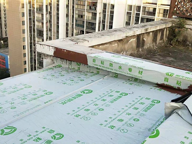 屋頂防水案例：1．在干燥基面上施工防水涂料前應(yīng)先濕潤基面至無明水為準，若基面潮濕但無明水可直接施工。 2．按配比先將防水漿料乳液倒入拌料桶中，然后再將粉料倒入，充分攪拌至均勻、無料粒糊狀，靜置十分鐘后再攪拌一下，效果更佳。 3．用毛刷或滾刷直接將膠漿涂刷在基面上，待第一層完全干透后（約2小時或手擦不粘為準），再涂刷第二遍，兩遍的涂刷方向應(yīng)交錯。 4．在操作進程中應(yīng)保持間斷性攪拌以防止膠漿沉淀。 5．待防水層完全干固后，方可在其上面做砂漿保護層或其它覆蓋層。