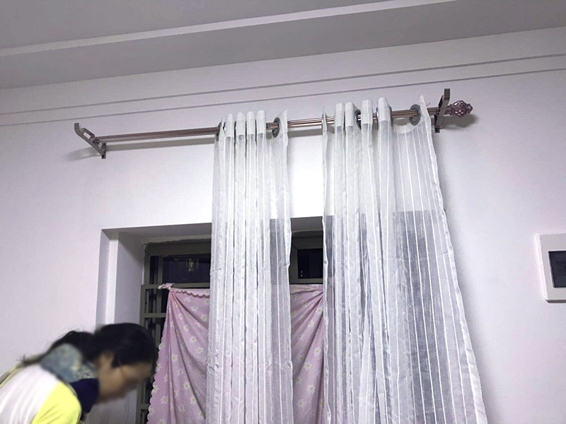 窗簾桿安裝：首先羅馬窗簾桿長度超過2.5米，需要三個安裝碼。其次中間的安裝碼為于窗戶或墻壁中心，兩端安裝碼需等距離窗戶邊緣至少5-10cm，窗簾桿需離窗戶頂端15-20cm。然后打孔深度為3.5-5cm，不能跑眼，歪斜。接著安裝碼用自攻螺絲堅固，吊環(huán)套入桿內(nèi)，吊環(huán)一分為二，兩端各留一個吊環(huán)，將羅馬窗簾桿壓入開口安裝碼內(nèi)。之后進行調(diào)整，使兩端裝飾頭離開墻壁距離一致。最后將窗簾穿好掛鉤，把掛鉤的另一端掛入吊環(huán)的孔內(nèi)，左右開合窗簾，檢查滑動是否靈活、兩副窗簾是否等高，否則需進行微調(diào)。