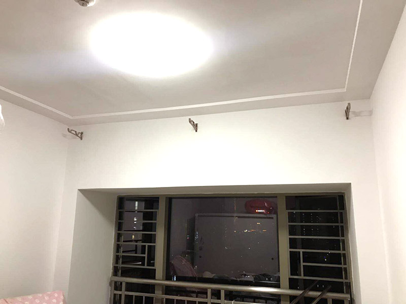 窗簾桿安裝：首先羅馬窗簾桿長度超過2.5米，需要三個安裝碼。其次中間的安裝碼為于窗戶或墻壁中心，兩端安裝碼需等距離窗戶邊緣至少5-10cm，窗簾桿需離窗戶頂端15-20cm。然后打孔深度為3.5-5cm，不能跑眼，歪斜。接著安裝碼用自攻螺絲堅固，吊環(huán)套入桿內(nèi)，吊環(huán)一分為二，兩端各留一個吊環(huán)，將羅馬窗簾桿壓入開口安裝碼內(nèi)。之后進行調(diào)整，使兩端裝飾頭離開墻壁距離一致。最后將窗簾穿好掛鉤，把掛鉤的另一端掛入吊環(huán)的孔內(nèi)，左右開合窗簾，檢查滑動是否靈活、兩副窗簾是否等高，否則需進行微調(diào)。