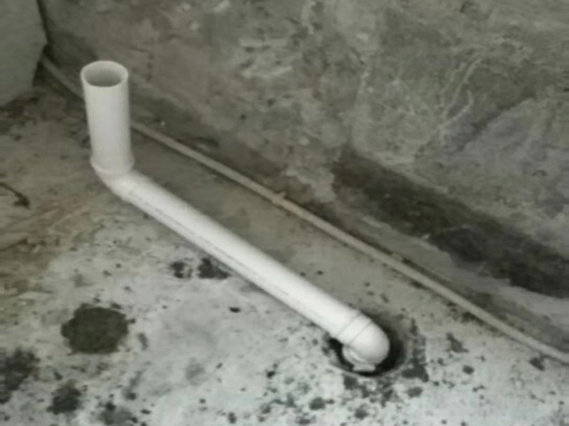 水泥板包水管：用水泥磚砌起來。有的地方用紅磚，這個(gè)是瓦工的工作，就是貼磚的師傅壘起來的，先用水泥磚把管子包起來，然后在水泥磚上貼瓷磚，可以做到和墻面瓷磚一體的效果，可以完美的把管子包裹起來，可以先把管子用隔音棉包裹，也可以在管子和灰磚縫隙處用發(fā)泡膠填充起到隔音的作用，堅(jiān)固耐用，缺點(diǎn)就是灰磚較厚，貼上墻磚后，會(huì)比原來厚很多，比較臃腫，會(huì)占用一部分空間。 用水泥板包裹，就是用成品的直角水泥板包裹，在外面貼墻磚，和墻面一提，好處是比磚砌的薄，占空間小，但是水泥板需要龍骨固定，木龍骨和輕鋼龍骨易腐蝕變形，后期墻磚易開裂，檢修口不好留。 木龍骨封石膏板，這是木工活，這種方法基本上不用了，就是用木龍骨打框架，用自攻絲封石膏板。就和做石膏板吊頂一樣的工藝，但石膏板遇水汽容易解體，不安全，防水石膏板也是石膏板。
