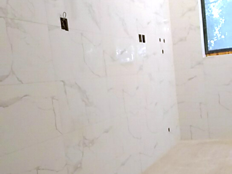 衛(wèi)生間裝修：水電改造：衛(wèi)生間裝修會(huì)設(shè)計(jì)到浴霸采暖，燈的線路走線，水管的入墻等處理，在衛(wèi)生間裝修過程中可細(xì)致規(guī)劃一下。 防水處理：因?yàn)樗谛l(wèi)生間處處可見，所以衛(wèi)生間裝修防水上需做好功夫，防止因?yàn)闈B水問題給樓下鄰居和自己制造麻煩，因而在防水后需要做閉水實(shí)驗(yàn)，以確保防水的效果。 貼瓷磚：為了美觀衛(wèi)生間裝修一般都帖墻磚和地磚，在選購墻磚時(shí)需要注意耐水性，以及釉面質(zhì)量，墻磚在一定程度上也起到防水效果;地磚顏色建議深色系，耐污染，并保證磚的質(zhì)量。 衛(wèi)生間管道隔音：衛(wèi)生間裝修下水管道需要做相應(yīng)的隔音處理，需要根據(jù)實(shí)際情況而定，一般衛(wèi)生間如果是塑料材質(zhì)的下水粗管道就需要做相應(yīng)的處理，以防止噪音煩惱。 衛(wèi)生間吊頂：為了美觀，衛(wèi)生間裝修一般都需要做吊頂處理，材質(zhì)一般選擇鋁扣板，就耐用，又防水，并且可以采用分模塊的方式合理的設(shè)置采光、換氣、浴霸等的位置。