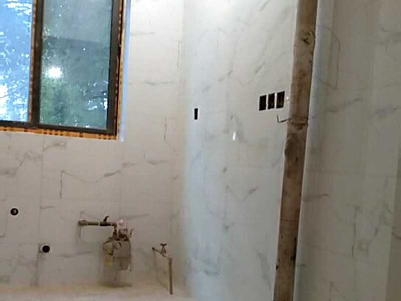 衛(wèi)生間裝修：水電改造：衛(wèi)生間裝修會(huì)設(shè)計(jì)到浴霸采暖，燈的線路走線，水管的入墻等處理，在衛(wèi)生間裝修過程中可細(xì)致規(guī)劃一下。 防水處理：因?yàn)樗谛l(wèi)生間處處可見，所以衛(wèi)生間裝修防水上需做好功夫，防止因?yàn)闈B水問題給樓下鄰居和自己制造麻煩，因而在防水后需要做閉水實(shí)驗(yàn)，以確保防水的效果。 貼瓷磚：為了美觀衛(wèi)生間裝修一般都帖墻磚和地磚，在選購墻磚時(shí)需要注意耐水性，以及釉面質(zhì)量，墻磚在一定程度上也起到防水效果;地磚顏色建議深色系，耐污染，并保證磚的質(zhì)量。 衛(wèi)生間管道隔音：衛(wèi)生間裝修下水管道需要做相應(yīng)的隔音處理，需要根據(jù)實(shí)際情況而定，一般衛(wèi)生間如果是塑料材質(zhì)的下水粗管道就需要做相應(yīng)的處理，以防止噪音煩惱。 衛(wèi)生間吊頂：為了美觀，衛(wèi)生間裝修一般都需要做吊頂處理，材質(zhì)一般選擇鋁扣板，就耐用，又防水，并且可以采用分模塊的方式合理的設(shè)置采光、換氣、浴霸等的位置。