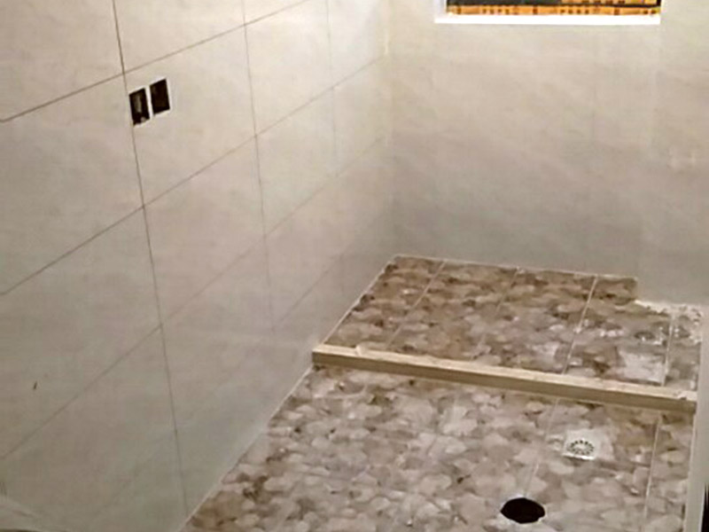 衛(wèi)生間裝修：水電改造：衛(wèi)生間裝修會(huì)設(shè)計(jì)到浴霸采暖，燈的線路走線，水管的入墻等處理，在衛(wèi)生間裝修過程中可細(xì)致規(guī)劃一下。 防水處理：因?yàn)樗谛l(wèi)生間處處可見，所以衛(wèi)生間裝修防水上需做好功夫，防止因?yàn)闈B水問題給樓下鄰居和自己制造麻煩，因而在防水后需要做閉水實(shí)驗(yàn)，以確保防水的效果。 貼瓷磚：為了美觀衛(wèi)生間裝修一般都帖墻磚和地磚，在選購墻磚時(shí)需要注意耐水性，以及釉面質(zhì)量，墻磚在一定程度上也起到防水效果;地磚顏色建議深色系，耐污染，并保證磚的質(zhì)量。 衛(wèi)生間管道隔音：衛(wèi)生間裝修下水管道需要做相應(yīng)的隔音處理，需要根據(jù)實(shí)際情況而定，一般衛(wèi)生間如果是塑料材質(zhì)的下水粗管道就需要做相應(yīng)的處理，以防止噪音煩惱。 衛(wèi)生間吊頂：為了美觀，衛(wèi)生間裝修一般都需要做吊頂處理，材質(zhì)一般選擇鋁扣板，就耐用，又防水，并且可以采用分模塊的方式合理的設(shè)置采光、換氣、浴霸等的位置。