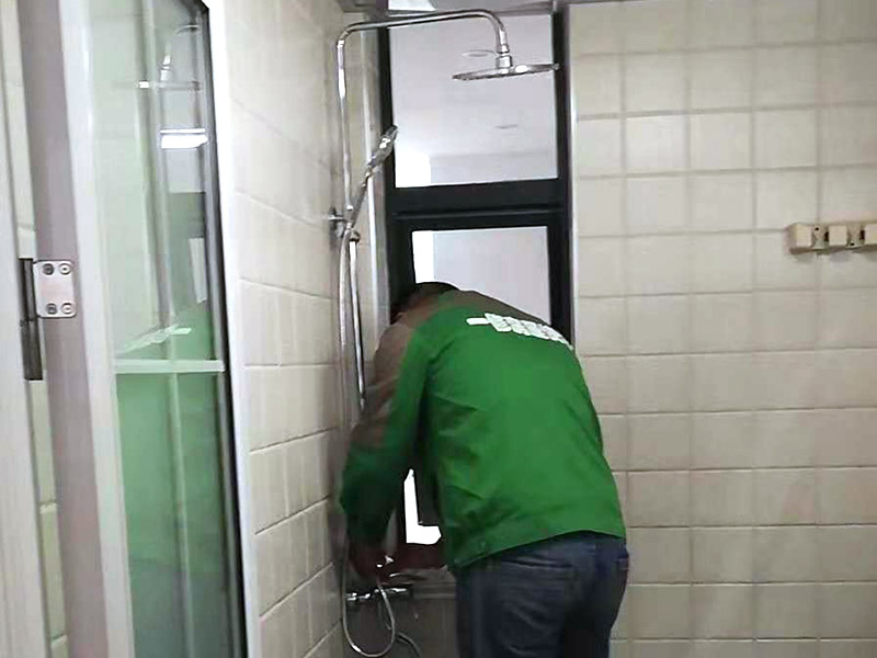 衛(wèi)浴掛件安裝：1、確定好掛架的安裝位置并標(biāo)注好，為了掛件具有更好的效果，應(yīng)該避免在墻柱上安裝掛件。確定安裝位置以后，在安裝墊上標(biāo)記出掛件底座安裝時需要對應(yīng)的螺孔位置。 2、在標(biāo)注好的螺孔位置點(diǎn)用電鉆打孔，打孔的直徑最好比需要安裝的螺絲釘直徑大，留一點(diǎn)空隙方便接下來的安裝工作。 3、將五金掛件對應(yīng)的塑料膨脹管插入到鉆孔內(nèi)，再用不銹鋼螺絲釘旋轉(zhuǎn)固定好底座，再將掛件套在底座上，擰緊螺釘固定好掛件即可完成。