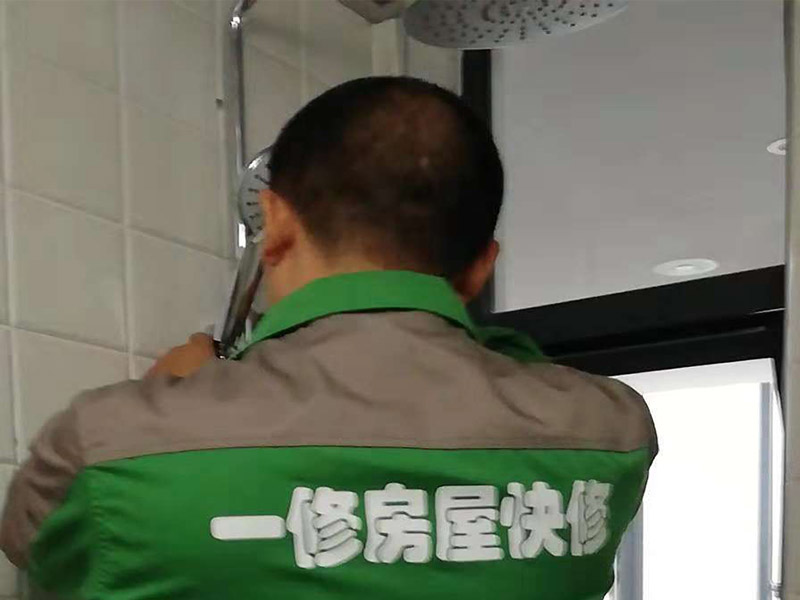 衛(wèi)浴掛件安裝：1、確定好掛架的安裝位置并標(biāo)注好，為了掛件具有更好的效果，應(yīng)該避免在墻柱上安裝掛件。確定安裝位置以后，在安裝墊上標(biāo)記出掛件底座安裝時需要對應(yīng)的螺孔位置。 2、在標(biāo)注好的螺孔位置點(diǎn)用電鉆打孔，打孔的直徑最好比需要安裝的螺絲釘直徑大，留一點(diǎn)空隙方便接下來的安裝工作。 3、將五金掛件對應(yīng)的塑料膨脹管插入到鉆孔內(nèi)，再用不銹鋼螺絲釘旋轉(zhuǎn)固定好底座，再將掛件套在底座上，擰緊螺釘固定好掛件即可完成。