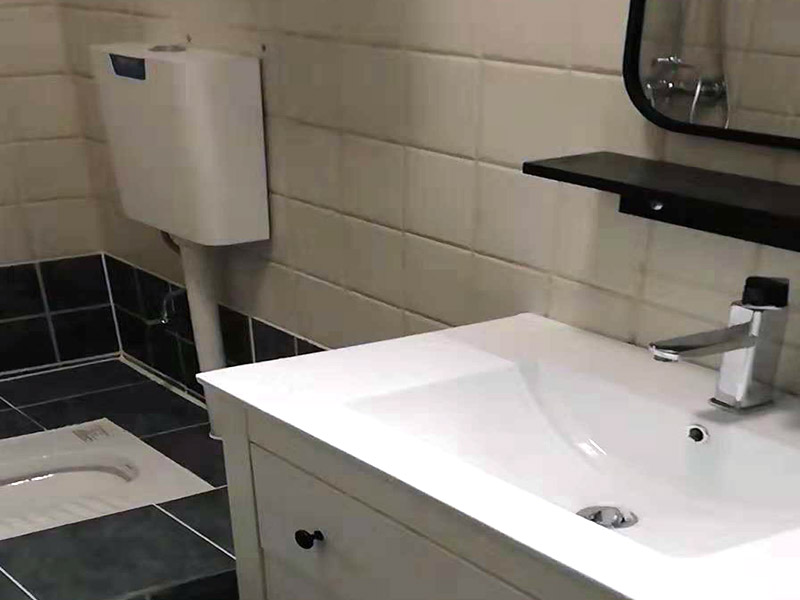 衛(wèi)浴掛件安裝：1、確定好掛架的安裝位置并標(biāo)注好，為了掛件具有更好的效果，應(yīng)該避免在墻柱上安裝掛件。確定安裝位置以后，在安裝墊上標(biāo)記出掛件底座安裝時需要對應(yīng)的螺孔位置。 2、在標(biāo)注好的螺孔位置點(diǎn)用電鉆打孔，打孔的直徑最好比需要安裝的螺絲釘直徑大，留一點(diǎn)空隙方便接下來的安裝工作。 3、將五金掛件對應(yīng)的塑料膨脹管插入到鉆孔內(nèi)，再用不銹鋼螺絲釘旋轉(zhuǎn)固定好底座，再將掛件套在底座上，擰緊螺釘固定好掛件即可完成。