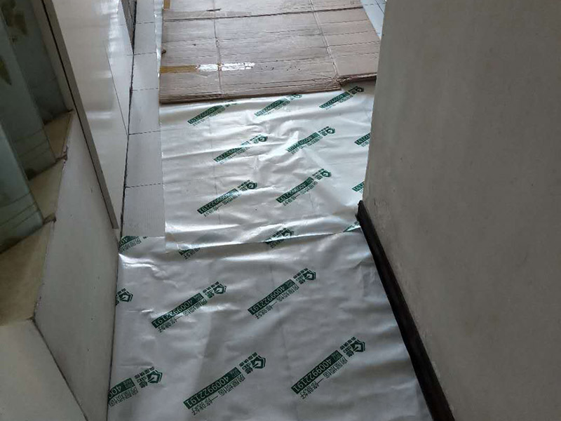 裝修地面保護(hù)：一、裝修地面保護(hù)膜鋪貼，一定是在地面（瓷磚、地板、地磚）貼好了才開始動手用裝修地面保護(hù)膜，要不然裝修地面保護(hù)膜是保護(hù)好你的地面了，但是地面（瓷磚、地板、地磚）松動了那就麻煩了，所以確認(rèn)地面可以施工了這個步驟很重要！ 二、清理好地面（瓷磚、地板、地磚）表面的垃圾沙粒以及灰塵，這樣防止裝修地面保護(hù)膜在上面起到真正的保護(hù)做用（建議可以用拖把把地面清理干凈） 三、從客廳開始鋪設(shè)（建議先從面積大的地方來貼）然后逐漸到其他的地方，因?yàn)榭蛷d是經(jīng)常走動的所以先貼好這樣不至于弄臟地面，這樣的裝修地面保護(hù)膜的保護(hù)效果更佳 四、鋪設(shè)裝修地面保護(hù)膜如果不是用專業(yè)的不基膠帶（用的是透明膠）那么就要很注意不要貼到地面上了，這樣會導(dǎo)致清理不干凈,那就會增加人工成本甚至刮花地面在清理的時候特別注意（木地板需要特別注意）；對于用于窗戶上的裝修保護(hù)膜，那對于窗戶的保護(hù)一定要用專業(yè)的膠帶來貼，這樣減少導(dǎo)致清理玻璃上的膠質(zhì)了