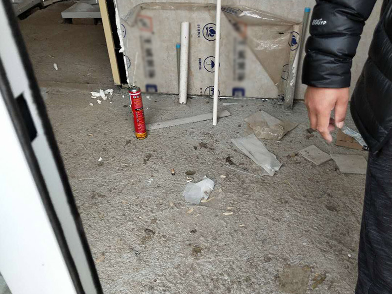 公廁裝修改造：首先要做的是水電改造，衛(wèi)生間的水電改造包括浴霸采暖、水管的入墻處理等。防水處理是衛(wèi)生間裝修最重要的項(xiàng)目之一，一般衛(wèi)生間地面要涂?jī)杀榉浪苛希浪畬右叱龅孛娲蟾?50mm左右，然后在做好保護(hù)層，處理好地面防水之后，衛(wèi)生間的墻面也需要做好防水工程，衛(wèi)生間的墻面防水層最好做到頂，防水工程做好之后，一定不要忘了做24小時(shí)閉水試驗(yàn)。選擇衛(wèi)生間瓷磚的時(shí)候，最好選擇防滑防水性能比較好的瓷磚，比如說(shuō)表面有凹凸紋理的瓷磚，瓷磚的款式圖案可以根據(jù)衛(wèi)生間的風(fēng)格等實(shí)際情況進(jìn)行選擇，我們?cè)阡佡N瓷磚的時(shí)候，瓷磚之間的縫隙不能太小，貼好瓷磚之后，還需要進(jìn)行空鼓檢查。