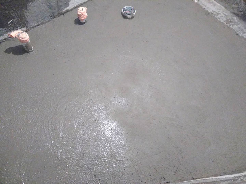 廁所地面回填找平：基底清理→檢驗(yàn)土質(zhì)→白灰、素土過篩→拌制灰土→分層回填→分層夯實(shí)→檢驗(yàn)密實(shí)度→修整找平驗(yàn)收。 水泥砂漿找平優(yōu)勢：適合各種地面、各種地板鋪設(shè)前的地面找平。缺點(diǎn)：找平厚度太厚在25～35mm，如果水泥砂漿配比不對會使面層粉化起砂，起灰及裂紋。 石膏找平優(yōu)勢：可用于局部找平，不增高地面，找平厚度大概在5～20mm左右，對房間高度幾乎沒有影響，干燥速度快，價(jià)格相對便宜，施工方便。缺點(diǎn)：只可用于小范圍內(nèi)的找平使用。 自流平找平優(yōu)勢：不離析(水泥灰漿中的各種成分在整個施工過程中和水合反應(yīng)后不分離)，不起砂，不起塵，不裂紋;收縮率低，通常在千分之0.3～0.4，水合反應(yīng)后，表面不出現(xiàn)裂紋，普通水泥的收縮率大，容易出現(xiàn)裂紋。