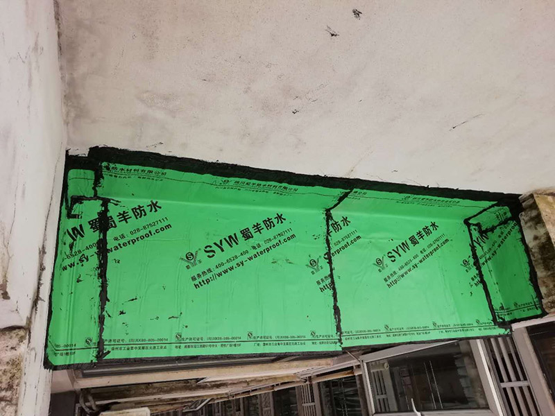 露臺(tái)頂補(bǔ)防水維修：施工前應(yīng)先對(duì)基層進(jìn)行檢查和清理，發(fā)現(xiàn)薄弱環(huán)節(jié)先行補(bǔ)強(qiáng)，經(jīng)檢查合格后方可進(jìn)行上面防水層的施工。 在施工屋面防水卷材層時(shí)必須保證基層干燥否則會(huì)影響防水效果，干燥程度的。檢驗(yàn)方法：是將1㎡卷材平坦地鋪在找平層上，靜置3&mdash;4小時(shí)后掀開檢查，找平層覆蓋部位與卷材上未見水跡即可鋪設(shè)卷材。 防水卷材施工前，首先應(yīng)配瀝青，按當(dāng)日工作量配制，嚴(yán)格用秤計(jì)量。