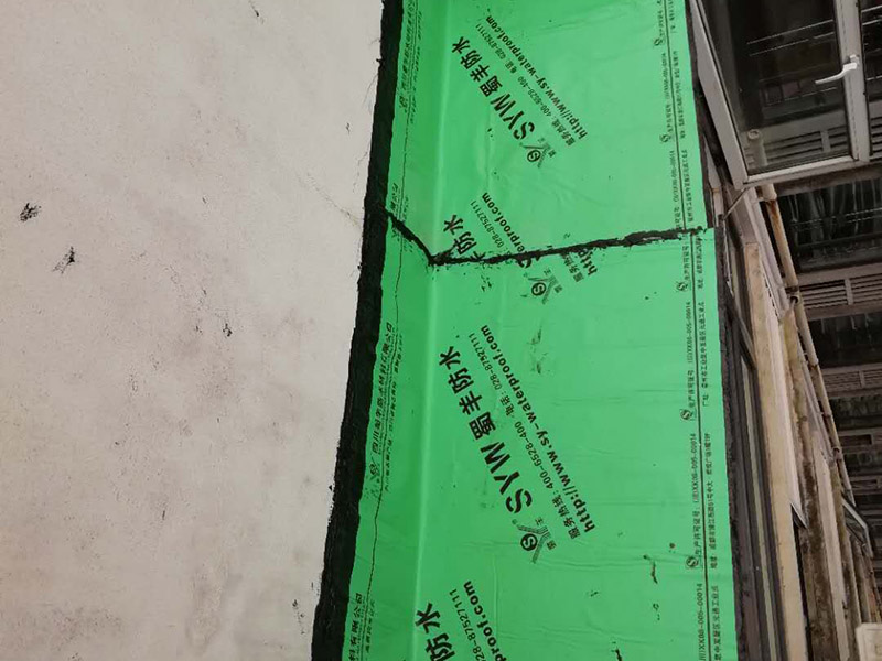 露臺(tái)頂補(bǔ)防水維修：施工前應(yīng)先對(duì)基層進(jìn)行檢查和清理，發(fā)現(xiàn)薄弱環(huán)節(jié)先行補(bǔ)強(qiáng)，經(jīng)檢查合格后方可進(jìn)行上面防水層的施工。 在施工屋面防水卷材層時(shí)必須保證基層干燥否則會(huì)影響防水效果，干燥程度的。檢驗(yàn)方法：是將1㎡卷材平坦地鋪在找平層上，靜置3&mdash;4小時(shí)后掀開檢查，找平層覆蓋部位與卷材上未見水跡即可鋪設(shè)卷材。 防水卷材施工前，首先應(yīng)配瀝青，按當(dāng)日工作量配制，嚴(yán)格用秤計(jì)量。