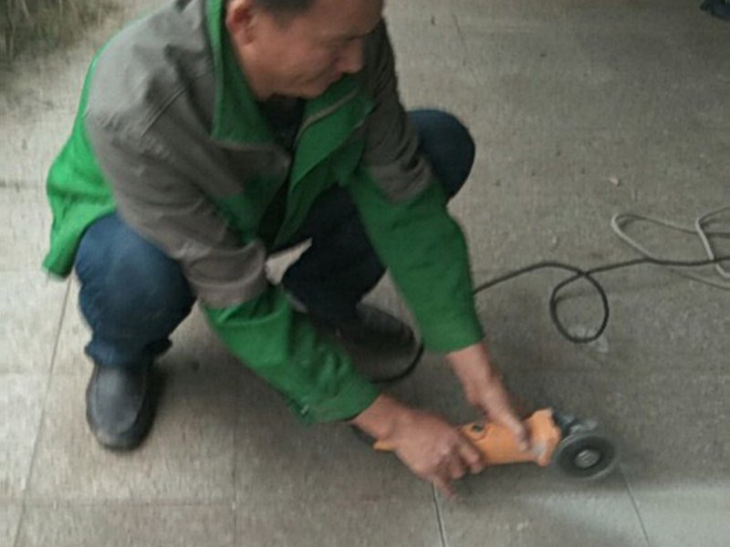 地磚切割拆除：第一步：定位 移動(dòng)標(biāo)尺選定切割尺寸，用單手握住操作手柄，將刀輪座拉向后座，將瓷磚平放在底板上并將瓷磚要切割的線與底板橫梁對(duì)齊，瓷磚前端要靠住底板的豁口部。 第二步：劃線 放下手柄使刀輪與瓷磚表面接觸，將手柄向前輕推使刀輪在瓷磚表面劃出一條連續(xù)均勻的直線。 第三步：下壓 將手動(dòng)瓷磚切割機(jī)手柄抬起稍向后拉，使壓塊平穩(wěn)落放在瓷磚的前端上，用適當(dāng)?shù)牧⒉僮魇直蛳聣海纱u將會(huì)沿著劃線斷開。