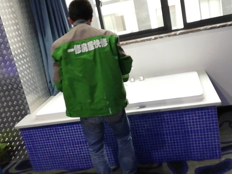 浴缸安裝維修：1、做好管道后，補(bǔ)好開槽部位做防水，24小時(shí)蓄水試驗(yàn)確保無滲漏。 2、按正常程序鋪磚，做完。 3、安裝浴缸：用泡沫磚墊好浴缸。浴缸高度一般在600mm以內(nèi)。接好上下水，保持通暢。然后用泡沫磚砌好墻抹灰。注意在下水管相應(yīng)位置留好檢修孔，250x300mm左右。 4、臺(tái)子上用什么材料，可以用同式樣的墻磚，馬賽克，人造石，大理石，不銹鋼等都可以，具體看你所喜歡的風(fēng)格。