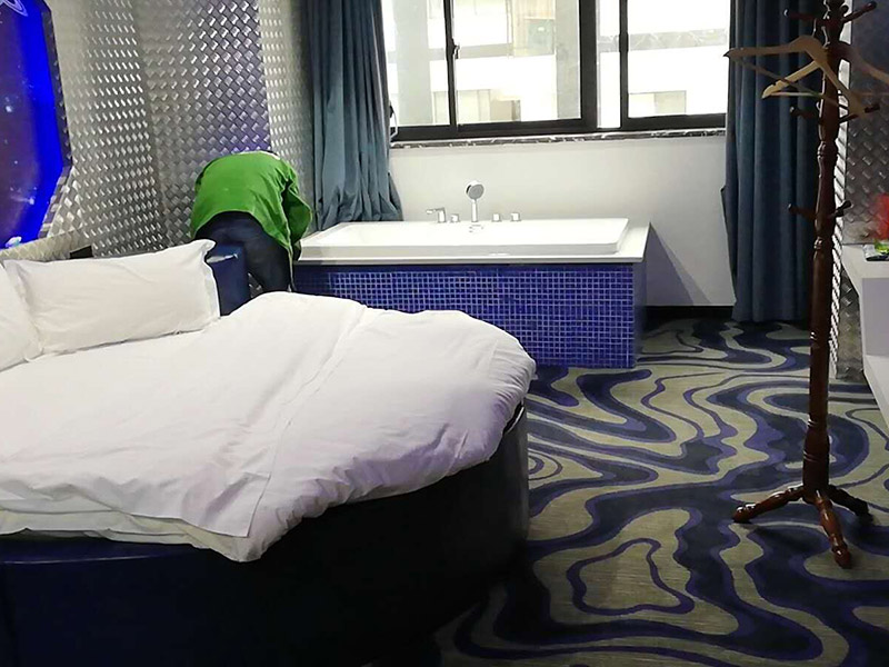 浴缸安裝維修：1、做好管道后，補(bǔ)好開槽部位做防水，24小時(shí)蓄水試驗(yàn)確保無滲漏。 2、按正常程序鋪磚，做完。 3、安裝浴缸：用泡沫磚墊好浴缸。浴缸高度一般在600mm以內(nèi)。接好上下水，保持通暢。然后用泡沫磚砌好墻抹灰。注意在下水管相應(yīng)位置留好檢修孔，250x300mm左右。 4、臺(tái)子上用什么材料，可以用同式樣的墻磚，馬賽克，人造石，大理石，不銹鋼等都可以，具體看你所喜歡的風(fēng)格。