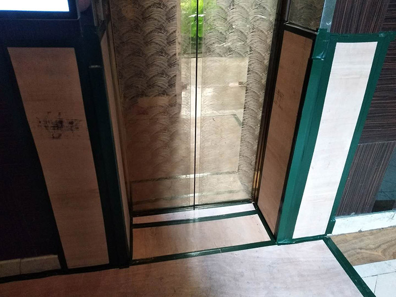 過道保護(hù)裝修：1、入戶門扇進(jìn)行包裹保護(hù)，用透明膠帶將保護(hù)膜粘貼牢固平整。2、過道整鋪保護(hù)膜，這樣就不會造成在運(yùn)輸材料過程中造成過道瓷磚的損壞。3、過道電梯、墻壁要保護(hù)膜包裹，用透明膠帶粘貼，防止碰撞造成墻壁的擦掛。 窗戶玻璃保護(hù)規(guī)范為：只保護(hù)玻璃部分，使用膩?zhàn)幽z水粘實(shí)。