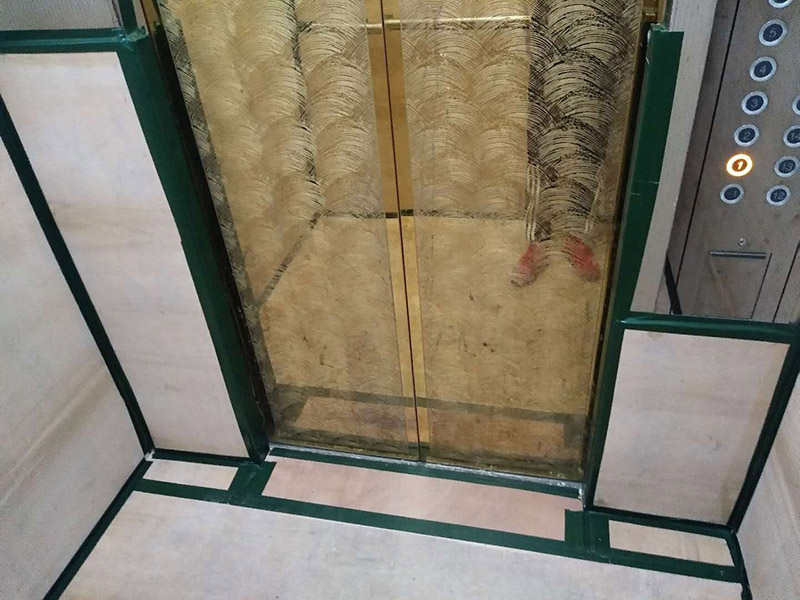 過道保護(hù)裝修：1、入戶門扇進(jìn)行包裹保護(hù)，用透明膠帶將保護(hù)膜粘貼牢固平整。2、過道整鋪保護(hù)膜，這樣就不會造成在運(yùn)輸材料過程中造成過道瓷磚的損壞。3、過道電梯、墻壁要保護(hù)膜包裹，用透明膠帶粘貼，防止碰撞造成墻壁的擦掛。 窗戶玻璃保護(hù)規(guī)范為：只保護(hù)玻璃部分，使用膩?zhàn)幽z水粘實(shí)。