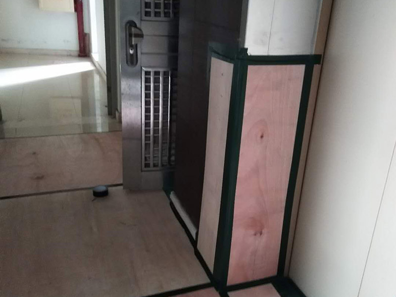 過道保護(hù)裝修：1、入戶門扇進(jìn)行包裹保護(hù)，用透明膠帶將保護(hù)膜粘貼牢固平整。2、過道整鋪保護(hù)膜，這樣就不會造成在運(yùn)輸材料過程中造成過道瓷磚的損壞。3、過道電梯、墻壁要保護(hù)膜包裹，用透明膠帶粘貼，防止碰撞造成墻壁的擦掛。 窗戶玻璃保護(hù)規(guī)范為：只保護(hù)玻璃部分，使用膩?zhàn)幽z水粘實(shí)。