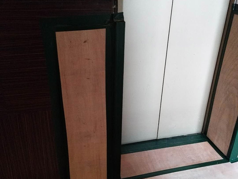 過道保護(hù)裝修：1、入戶門扇進(jìn)行包裹保護(hù)，用透明膠帶將保護(hù)膜粘貼牢固平整。2、過道整鋪保護(hù)膜，這樣就不會造成在運(yùn)輸材料過程中造成過道瓷磚的損壞。3、過道電梯、墻壁要保護(hù)膜包裹，用透明膠帶粘貼，防止碰撞造成墻壁的擦掛。 窗戶玻璃保護(hù)規(guī)范為：只保護(hù)玻璃部分，使用膩?zhàn)幽z水粘實(shí)。