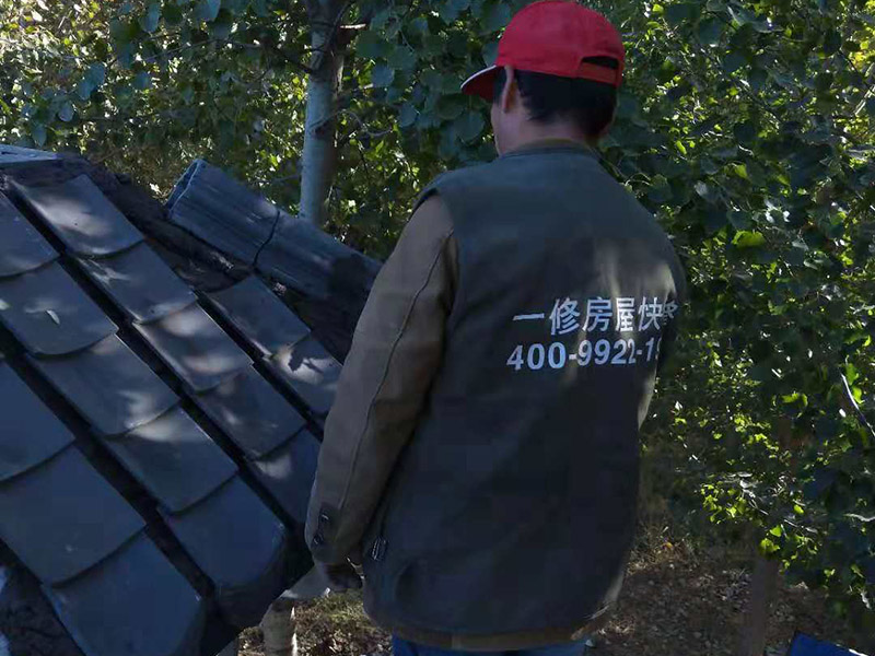 屋頂裝飾瓦安裝：做仿古瓦屋脊一般有三種方法：第一、像作平瓦屋脊一樣，將瓦一片一片地從一個(gè)山頭鋪筑到另一個(gè)山頭;第二、將瓦片斜成一定的角度并擠緊，有山頭向中間筑脊;第三、先在兩山頭各平放一疊瓦封頭。具體做脊時(shí)，一般先在靠近屋脊兩邊的坡屋面上先鋪筑5-6張仰瓦作為分垅的標(biāo)準(zhǔn)，屋脊筑完成后用混合砂漿或紙筋灰將屋脊背及瓦垅的縫堵塞密實(shí)、壓緊抹光。