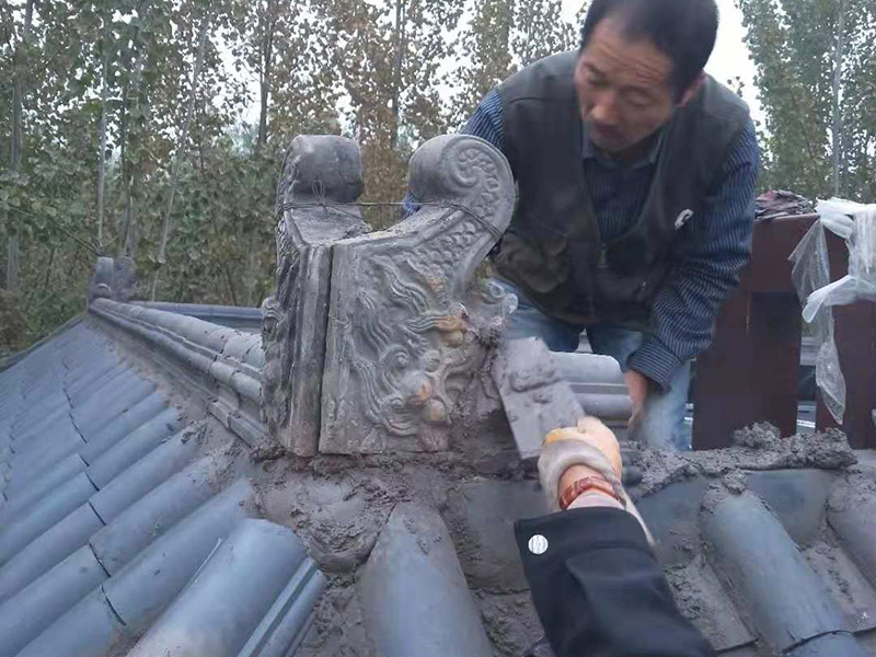 屋頂裝飾瓦安裝：做仿古瓦屋脊一般有三種方法：第一、像作平瓦屋脊一樣，將瓦一片一片地從一個(gè)山頭鋪筑到另一個(gè)山頭;第二、將瓦片斜成一定的角度并擠緊，有山頭向中間筑脊;第三、先在兩山頭各平放一疊瓦封頭。具體做脊時(shí)，一般先在靠近屋脊兩邊的坡屋面上先鋪筑5-6張仰瓦作為分垅的標(biāo)準(zhǔn)，屋脊筑完成后用混合砂漿或紙筋灰將屋脊背及瓦垅的縫堵塞密實(shí)、壓緊抹光。