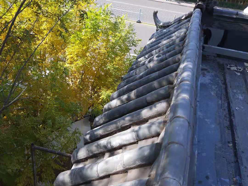 屋頂裝飾瓦安裝：做仿古瓦屋脊一般有三種方法：第一、像作平瓦屋脊一樣，將瓦一片一片地從一個(gè)山頭鋪筑到另一個(gè)山頭;第二、將瓦片斜成一定的角度并擠緊，有山頭向中間筑脊;第三、先在兩山頭各平放一疊瓦封頭。具體做脊時(shí)，一般先在靠近屋脊兩邊的坡屋面上先鋪筑5-6張仰瓦作為分垅的標(biāo)準(zhǔn)，屋脊筑完成后用混合砂漿或紙筋灰將屋脊背及瓦垅的縫堵塞密實(shí)、壓緊抹光。