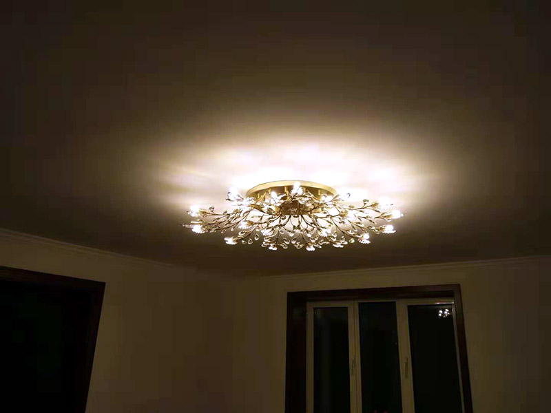 燈具安裝維修：燈具安裝主要有普通式燈頭安裝和掉線式燈頭安裝。普通式燈頭安裝將電源線留足維修長(zhǎng)度后剪除多余電源線，然后剝出線頭，采用連接螺釘將燈座安在接線盒上。掉線式燈頭安裝是將電源線留足維修長(zhǎng)度后剪除余線并剝出線頭，把導(dǎo)線穿過(guò)燈頭底座，用連接螺釘把底座固定在接線盒上。燈具安裝完成后，可以打開(kāi)電源，測(cè)試燈具是否可以正常的使用。