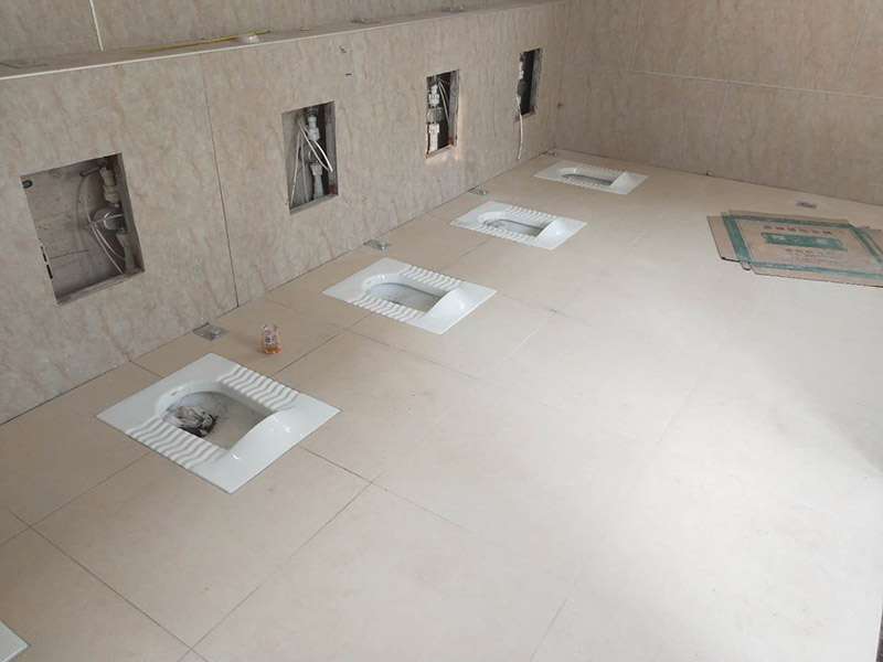 公廁施工裝修：衛(wèi)生間裝修的第一個步驟就是水電改造，水電改造直接影響到入住后衛(wèi)生間的使用效果，所以，這個步驟非常重要。首先，大家需要確定與水電相關的所有設備的尺寸大小、擺放位置和安裝方式；水電改造完成之后，就到了防水處理的步驟。衛(wèi)生間防水處理不僅要處理好地面的防水工作，還不能忽視了墻面的防水工作，衛(wèi)生間內(nèi)使用的所有開關插座都要裝上防水蓋，做好每個細節(jié)的防水處理，這要也能為日后省去不少麻煩。瓷磚是衛(wèi)生間地面常用的裝修材料，具有不錯的裝飾作用，而且我們可以使用一跌防水性能不錯的瓷磚，這要也能好的保護到衛(wèi)生間內(nèi)的地面和墻體。衛(wèi)生間地面的瓷磚不僅要考慮到防水性，也要考慮到防滑性，大家最好選表面有凹凸紋路的瓷磚，這種瓷磚不僅防水還防滑。在選擇衛(wèi)生間吊頂材料的時候，一定要注意材料的防水性，因為我們在沐浴過程中會產(chǎn)生水汽，水汽蒸發(fā)到吊頂上，如果使用的吊頂材料不具備防水的性能，時間內(nèi)長了就會出現(xiàn)霉變、變形等情況。