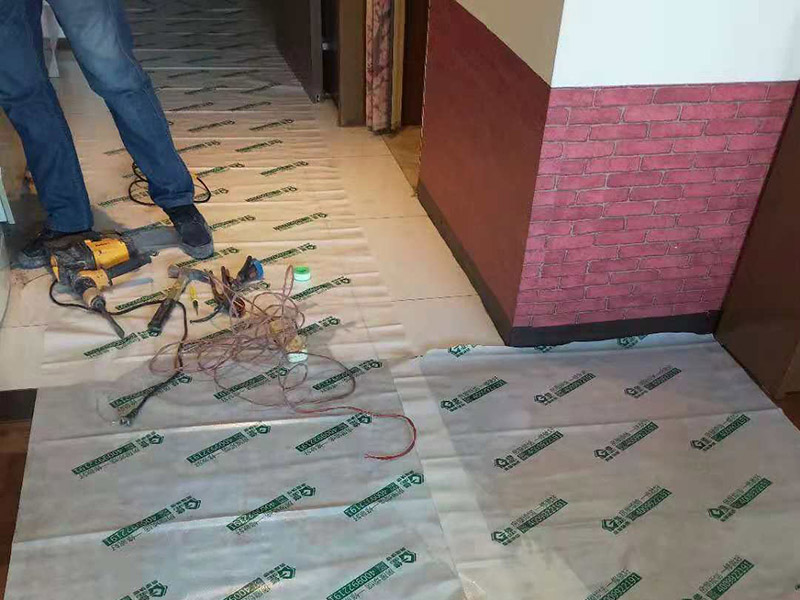 公寓衛(wèi)生間翻新保護(hù)：成品保護(hù)：可能有人會(huì)問(wèn)，我衛(wèi)生間要整體改造，沒(méi)有什么保留的東西，要保護(hù)什么呢？但是你想想，這些被拆除的物品，在外運(yùn)的時(shí)候，殘?jiān)苋菀讋潅依锏牡匕?，所以，包括地板在?nèi)的一部分墻面、家具都需要做成品保護(hù)。 整體拆除：包括熱水器、馬桶等整體拆除，垃圾外運(yùn)。 隱蔽工程：1、：衛(wèi)生間防水工程防水最關(guān)鍵：淋浴區(qū)墻面防水不得低于1.8米衛(wèi)生間其他區(qū)域防水不得低于1.2米馬桶位置防水不得低于50cm防水工程要多重保險(xiǎn)，防水涂料+防水布+密封積水測(cè)試；2、：電路工程依據(jù)具體用電情況可以使用：4平方的電線（6000~7000W）或者6平方的電線（8000~11000W）PS:電路和水路開(kāi)槽要橫平豎直，最好不要橫向開(kāi)槽（橫開(kāi)槽不要超過(guò)50cm），開(kāi)槽深度不要超過(guò)三公分（為了墻體安全），穿線管用些好點(diǎn)的PVC管材，水、電管每400~800mm一個(gè)卡扣。3、瓷磚墻固+防水+墻面拉毛+周正找平+瓷磚粘接劑+瓷磚做完防水，就是墻面拉毛處理，墻面拉毛為的就是防止瓷磚后期空鼓，周正找平就是為了墻面的平整，瓷磚粘接劑~（瓷磚要用水浸）