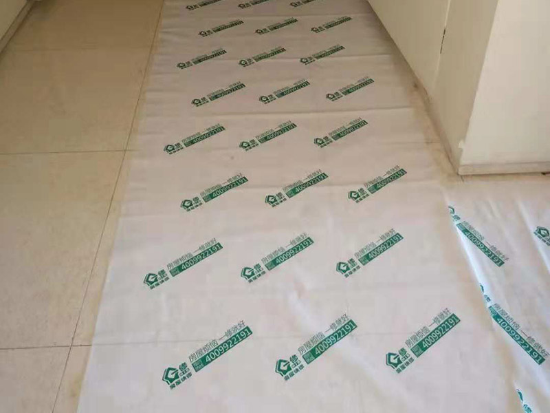 公寓衛(wèi)生間翻新保護(hù)：成品保護(hù)：可能有人會(huì)問(wèn)，我衛(wèi)生間要整體改造，沒(méi)有什么保留的東西，要保護(hù)什么呢？但是你想想，這些被拆除的物品，在外運(yùn)的時(shí)候，殘?jiān)苋菀讋潅依锏牡匕?，所以，包括地板在?nèi)的一部分墻面、家具都需要做成品保護(hù)。 整體拆除：包括熱水器、馬桶等整體拆除，垃圾外運(yùn)。 隱蔽工程：1、：衛(wèi)生間防水工程防水最關(guān)鍵：淋浴區(qū)墻面防水不得低于1.8米衛(wèi)生間其他區(qū)域防水不得低于1.2米馬桶位置防水不得低于50cm防水工程要多重保險(xiǎn)，防水涂料+防水布+密封積水測(cè)試；2、：電路工程依據(jù)具體用電情況可以使用：4平方的電線（6000~7000W）或者6平方的電線（8000~11000W）PS:電路和水路開(kāi)槽要橫平豎直，最好不要橫向開(kāi)槽（橫開(kāi)槽不要超過(guò)50cm），開(kāi)槽深度不要超過(guò)三公分（為了墻體安全），穿線管用些好點(diǎn)的PVC管材，水、電管每400~800mm一個(gè)卡扣。3、瓷磚墻固+防水+墻面拉毛+周正找平+瓷磚粘接劑+瓷磚做完防水，就是墻面拉毛處理，墻面拉毛為的就是防止瓷磚后期空鼓，周正找平就是為了墻面的平整，瓷磚粘接劑~（瓷磚要用水浸）